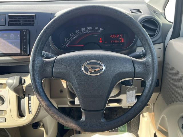 �C���e���A�ɍ��킹���f�U�C���̃X�e�A�����O�́A�^�]�������̂��Ƃ��l���A�^�]���₷���`��A�傫���ł��B�����x�A���ۂɐG���Ă��m���߂��������B
