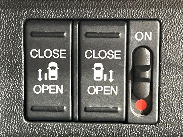 【両側パワースライドドア】スマートキーや運転席のスイッチで後席両側スライドドアの開閉が可能♪電動だから力を入れてドアを開ける必要が無く、小さなお子様でも簡単に開け閉めでき快適です♪