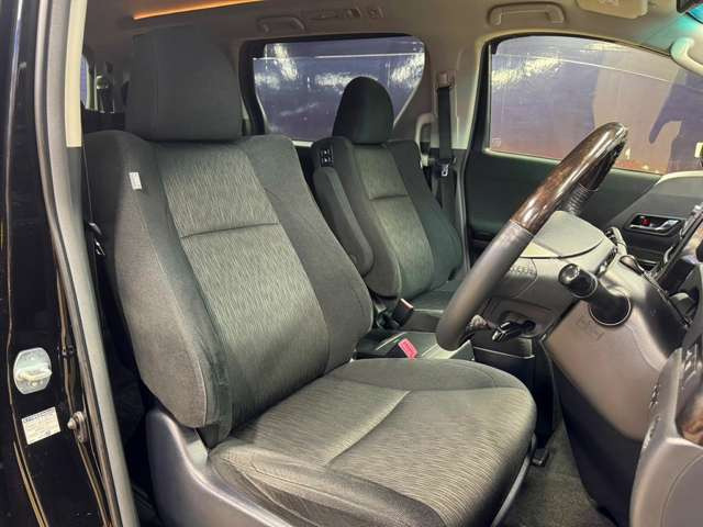 運転席も広々としており運転しやすい環境を実現しています☆