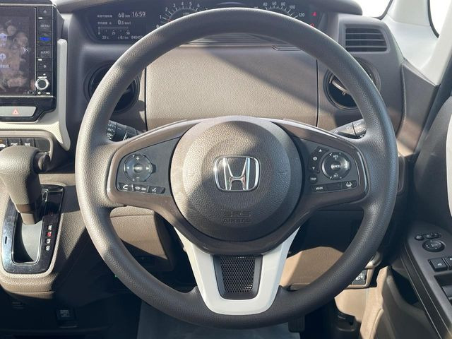�C���e���A�ɍ��킹���f�U�C���̃X�e�A�����O�́A�^�]�������̂��Ƃ��l���A�^�]���₷���`��A�傫���ł��B�����x�A���ۂɐG���Ă��m���߂��������B