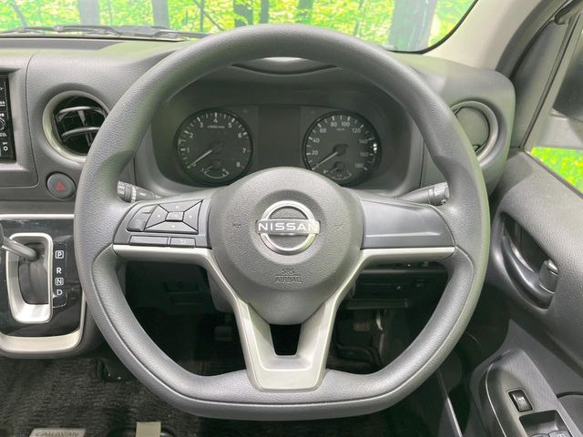 インテリアに合わせたデザインのステアリングは、運転される方のことも考え、運転しやすい形状、大きさです。是非一度、実際に触ってお確かめください。