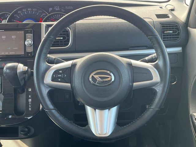 �C���e���A�ɍ��킹���f�U�C���̃X�e�A�����O�́A�^�]�������̂��Ƃ��l���A�^�]���₷���`��A�傫���ł��B�����x�A���ۂɐG���Ă��m���߂��������B