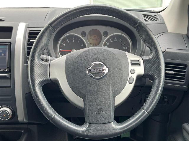 �C���e���A�ɍ��킹���f�U�C���̃X�e�A�����O�́A�^�]�������̂��Ƃ��l���A�^�]���₷���`��A�傫���ł��B�����x�A���ۂɐG���Ă��m���߂��������B