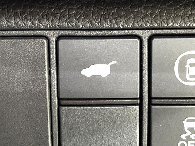 【パワーバックドア】スマートキーや運転席のボタンを押すだけでリアゲートが自動で開閉します!荷物を持っている時や、高い位置にあるバックドアを閉める際に便利な機能です♪