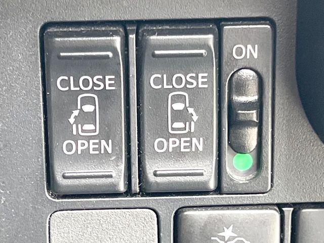 【両側パワースライドドア】スマートキーや運転席のスイッチで後席両側スライドドアの開閉が可能♪電動だから力を入れてドアを開ける必要が無く、小さなお子様でも簡単に開け閉めでき快適です♪