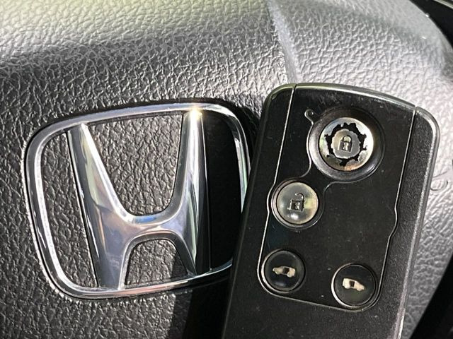 �yHonda�X�}�[�g�L�[�z�J�o����|�P�b�g�ɓ��ꂽ�܂܂ł��h�A�̎{���E�������\�ȃX�}�[�g�L�[�𑕔��B�G���W���̃I���E�I�t�����J�M�����o���K�v����������Ƃ��Ă��֗��ł���