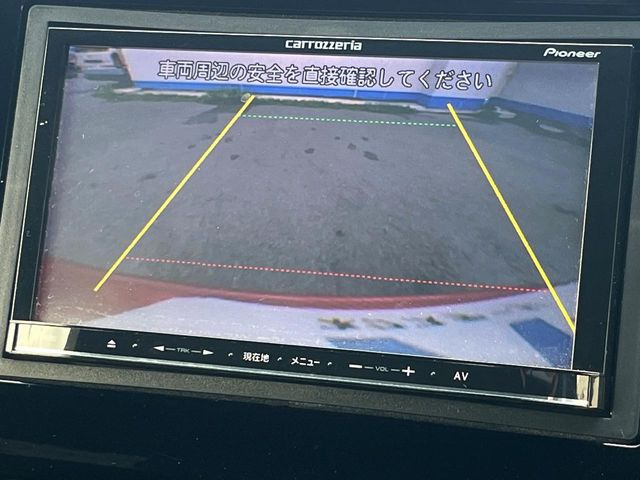 【バックカメラ】駐車時に後方がリアルタイム映像で確認できます。大型商業施設や立体駐車場での駐車時や、夜間のバック時に大活躍!運転スキルに関わらず、今や必須となった装備のひとつです!