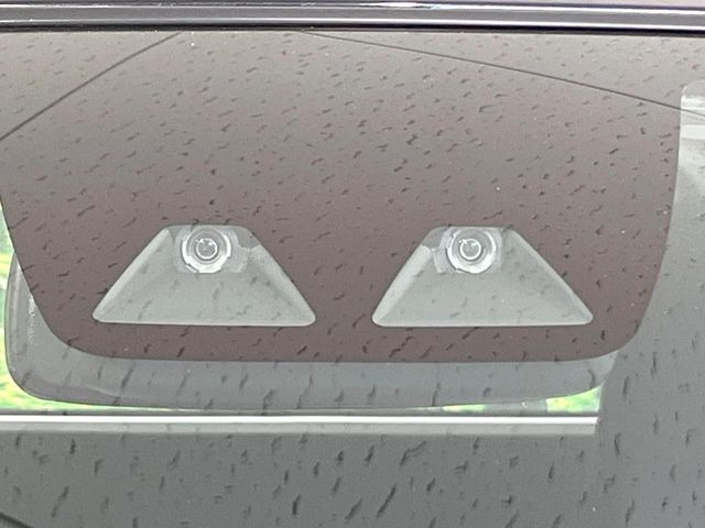 【スマートアシスト】走行中に前方の車両等を認識し、衝突しそうな時は警報とブレーキで衝突回避と被害軽減をアシスト。より安全にドライブをお楽しみいただけます。
