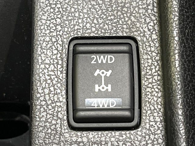 2WD/4WD���[�h����y�ɐ؂�ւ��\�B�R��d����2WD�A�X�^�b�N���ɖ𗧂�LOCK�AAUTO���[�h�ł�4WD�̔z���������Œ������A�H�ʏ󋵂��킸���肵��������T�|�[�g�B