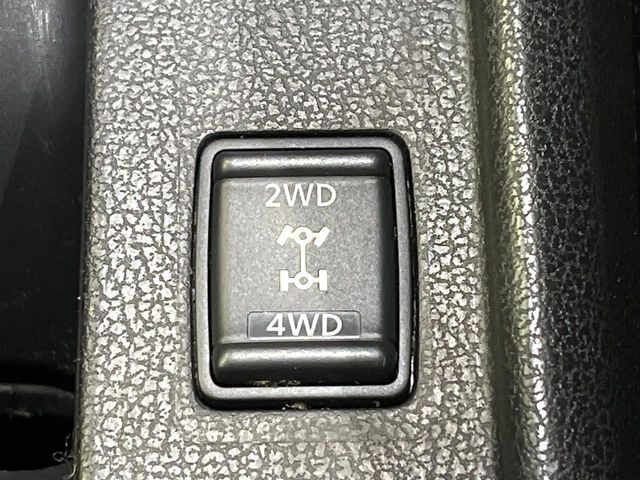 2WD/4WD���[�h����y�ɐ؂�ւ��\�B�R��d����2WD�A�X�^�b�N���ɖ𗧂�LOCK�AAUTO���[�h�ł�4WD�̔z���������Œ������A�H�ʏ󋵂��킸���肵��������T�|�[�g�B