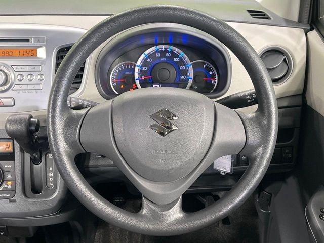 インテリアに合わせたデザインのステアリングは、運転される方のことも考え、運転しやすい形状、大きさです。是非一度、実際に触ってお確かめください。