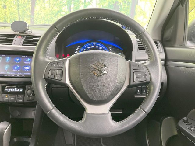 �C���e���A�ɍ��킹���f�U�C���̃X�e�A�����O�́A�^�]�������̂��Ƃ��l���A�^�]���₷���`��A�傫���ł��B�����x�A���ۂɐG���Ă��m���߂��������B
