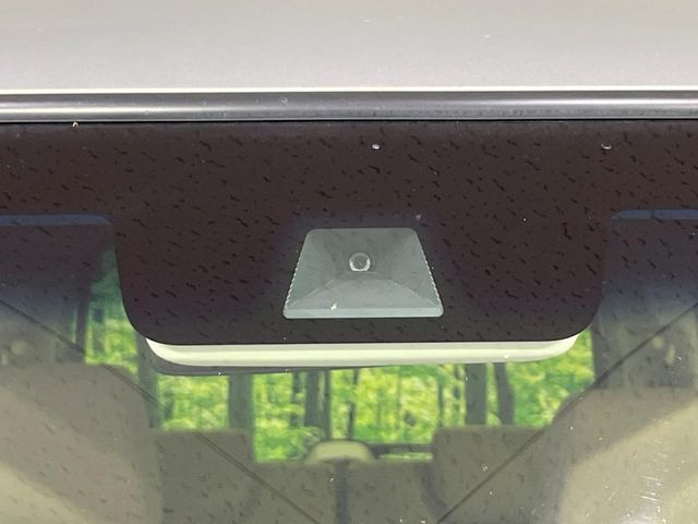 【ホンダセンシング】走行中に前方の車両等を認識し、衝突しそうな時は警報とブレーキで衝突回避と被害軽減をアシスト。より安全にドライブをお楽しみいただけます。