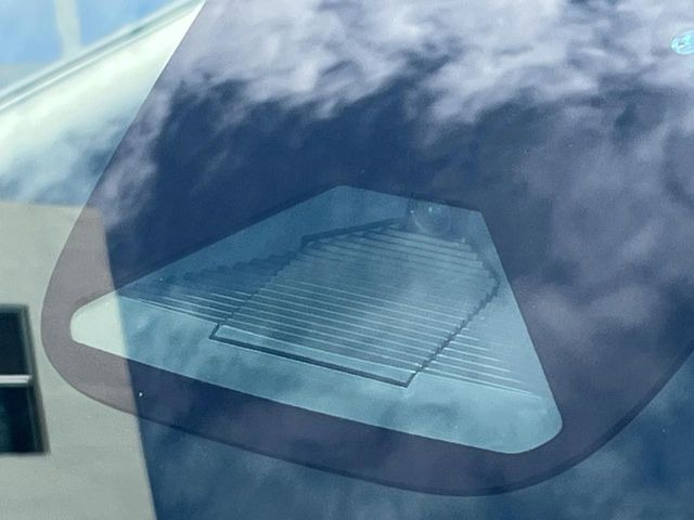 【ホンダセンシング】走行中に前方の車両等を認識し、衝突しそうな時は警報とブレーキで衝突回避と被害軽減をアシスト。より安全にドライブをお楽しみいただけます。
