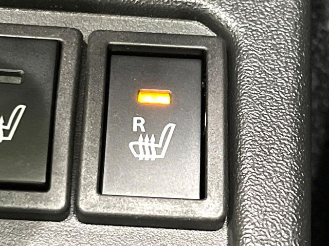 【前席シートヒーター】寒い日に重宝するシートヒーター!エアコンより早く温まってくれるので寒がりの人も安心ですね♪エアコンの温風は乾燥するから苦手、という方にもをおすすめです。