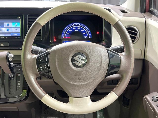 �C���e���A�ɍ��킹���f�U�C���̃X�e�A�����O�́A�^�]�������̂��Ƃ��l���A�^�]���₷���`��A�傫���ł��B�����x�A���ۂɐG���Ă��m���߂��������B