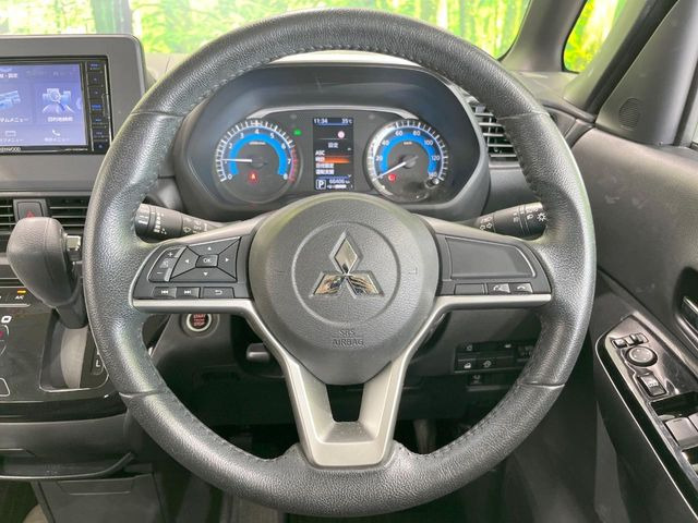 �C���e���A�ɍ��킹���f�U�C���̃X�e�A�����O�́A�^�]�������̂��Ƃ��l���A�^�]���₷���`��A�傫���ł��B�����x�A���ۂɐG���Ă��m���߂��������B