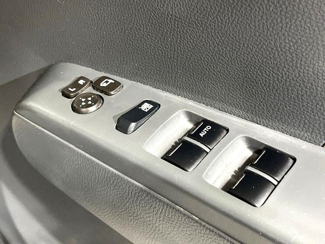 【電動格納ミラー】サイドミラーは電動格納式となっており、狭い駐車場でもキズがつくリスクを抑えられます。