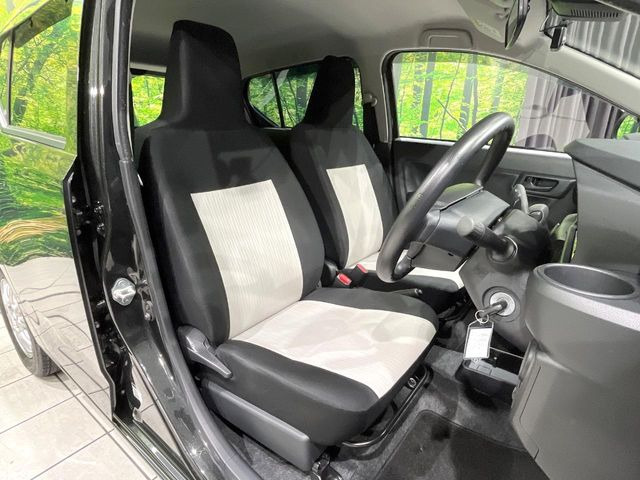 運転席シート廻りは使用感も少なく、良好な状態となっています。丁寧に使われていたことがよくわかりますね。