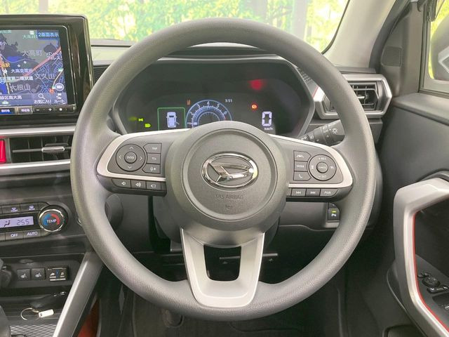 �C���e���A�ɍ��킹���f�U�C���̃X�e�A�����O�́A�^�]�������̂��Ƃ��l���A�^�]���₷���`��A�傫���ł��B�����x�A���ۂɐG���Ă��m���߂��������B