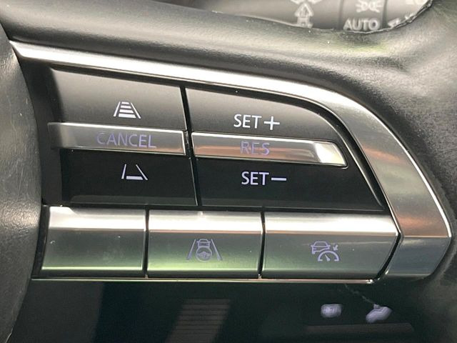 【マツダ・レーダークルーズコントロール】高速道路での長距離走行が楽に!自動で速度を保つクルーズコントロールが、衝突軽減システムと連携し、前方の車両を感知して車間を保つように速度調節してくれます!!