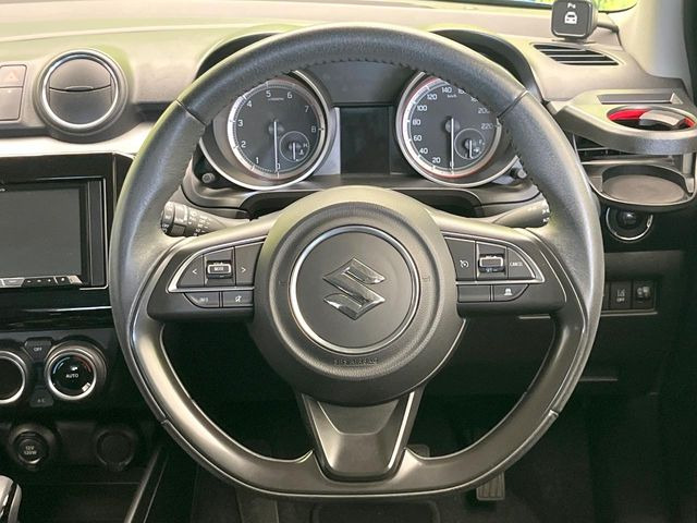 �C���e���A�ɍ��킹���f�U�C���̃X�e�A�����O�́A�^�]�������̂��Ƃ��l���A�^�]���₷���`��A�傫���ł��B�����x�A���ۂɐG���Ă��m���߂��������B