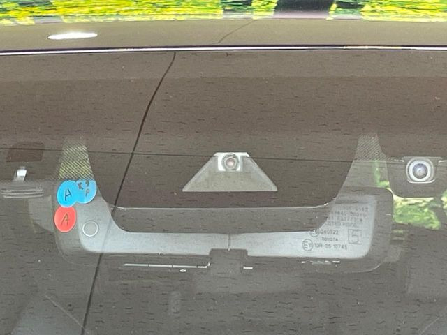 【トヨタセーフティセンス】走行中に前方の車両等を認識し、衝突しそうな時は警報とブレーキで衝突回避と被害軽減をアシスト。より安全にドライブをお楽しみいただけます。