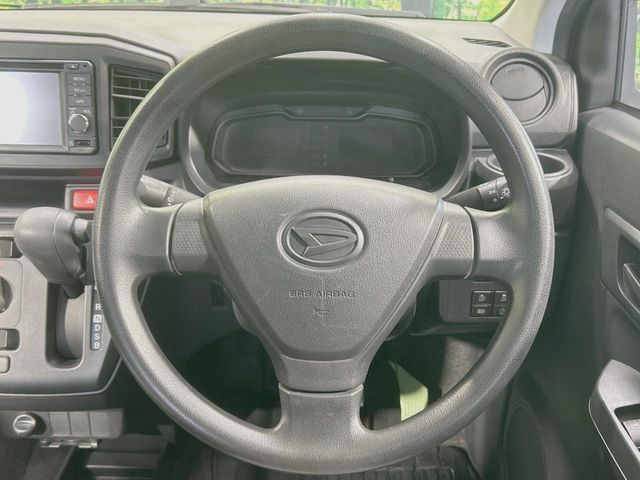 �C���e���A�ɍ��킹���f�U�C���̃X�e�A�����O�́A�^�]�������̂��Ƃ��l���A�^�]���₷���`��A�傫���ł��B�����x�A���ۂɐG���Ă��m���߂��������B