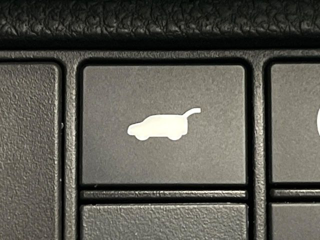 【パワーバックドア】スマートキーや運転席のボタンを押すだけでリアゲートが自動で開閉します!荷物を持っている時や、高い位置にあるバックドアを閉める際に便利な機能です♪