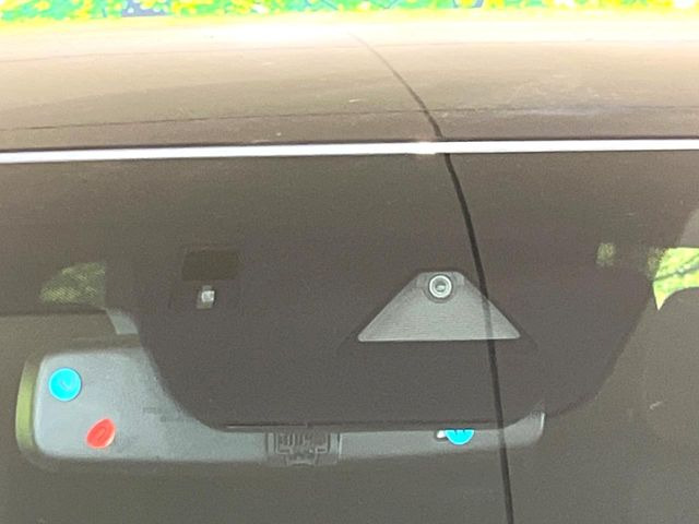 【スマートブレーキサポート】走行中に前方の車両等を認識し、衝突しそうな時は警報とブレーキで衝突回避と被害軽減をアシスト。より安全にドライブをお楽しみいただけます。