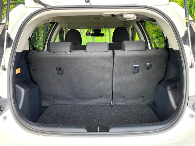普段のお買い物や通勤、送迎等に十分な荷室スペースを確保しております。セカンドシートを倒すと、大きな荷物の積載も可能です♪