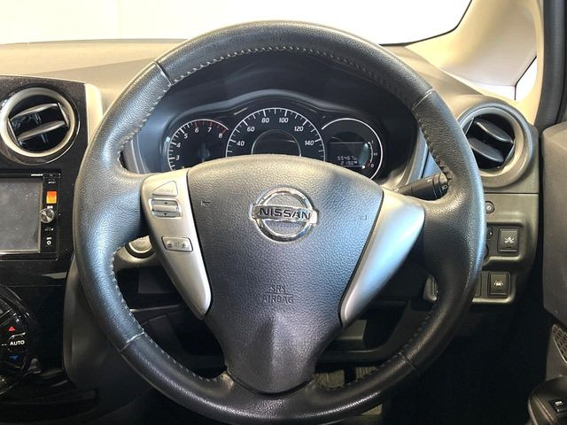 �C���e���A�ɍ��킹���f�U�C���̃X�e�A�����O�́A�^�]�������̂��Ƃ��l���A�^�]���₷���`��A�傫���ł��B�����x�A���ۂɐG���Ă��m���߂��������B