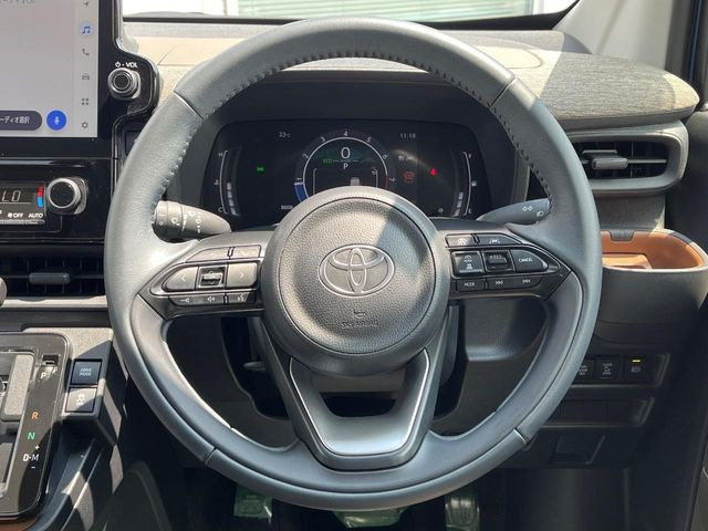 �C���e���A�ɍ��킹���f�U�C���̃X�e�A�����O�́A�^�]�������̂��Ƃ��l���A�^�]���₷���`��A�傫���ł��B�����x�A���ۂɐG���Ă��m���߂��������B