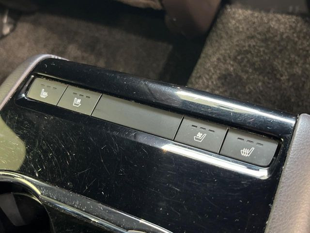 【シートヒーター&ベンチレーション】夏場は涼しい風でお尻や背中の熱やムレを防ぎ、冬はエアコンよりも早く温まってポカポカに!季節を問わず快適に過ごせます。