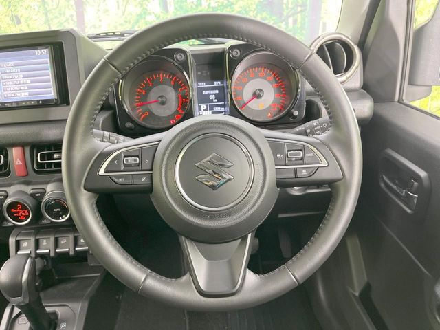 インテリアに合わせたデザインのステアリングは、運転される方のことも考え、運転しやすい形状、大きさです。是非一度、実際に触ってお確かめください。