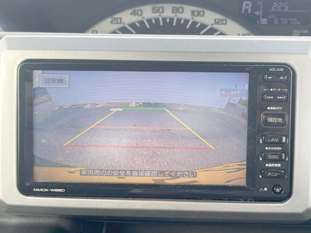 【バックカメラ】駐車時に後方がリアルタイム映像で確認できます。大型商業施設や立体駐車場での駐車時や、夜間のバック時に大活躍!運転スキルに関わらず、今や必須となった装備のひとつです!