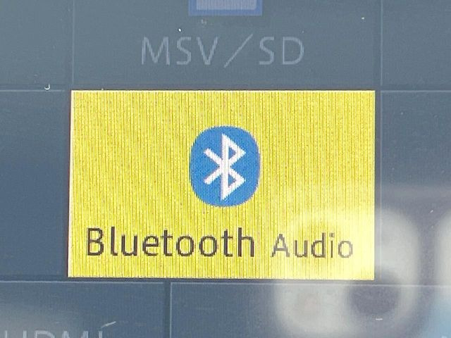 ��Bluetooth:���莝���̃X�}�[�g�t�H���ȂǂƐڑ����A�n���Y�t���[�ʘb��Տꊴ����~���[�W�b�N�Đ������y���݂��������܂��B�����ڑ��ł��̂Ŕς킵��������܂����