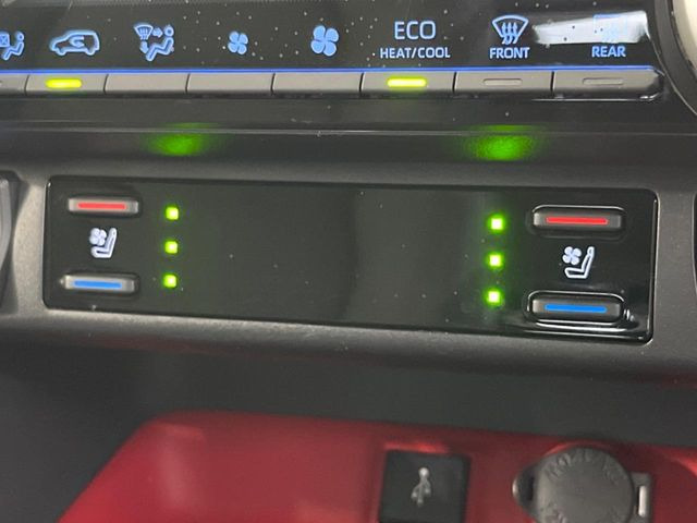 【シートヒーター&ベンチレーション】夏場は涼しい風でお尻や背中の熱やムレを防ぎ、冬はエアコンよりも早く温まってポカポカに!季節を問わず快適に過ごせます。