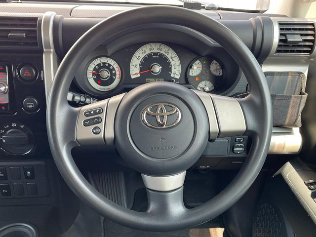 �C���e���A�ɍ��킹���f�U�C���̃X�e�A�����O�́A�^�]�������̂��Ƃ��l���A�^�]���₷���`��A�傫���ł��B�����x�A���ۂɐG���Ă��m���߂��������B