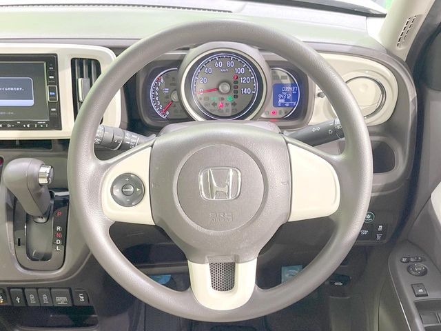 �C���e���A�ɍ��킹���f�U�C���̃X�e�A�����O�́A�^�]�������̂��Ƃ��l���A�^�]���₷���`��A�傫���ł��B�����x�A���ۂɐG���Ă��m���߂��������B