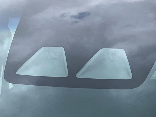 【スマートアシスト】走行中に前方の車両等を認識し、衝突しそうな時は警報とブレーキで衝突回避と被害軽減をアシスト。より安全にドライブをお楽しみいただけます。