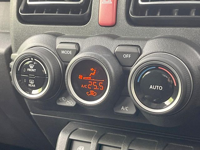 【オートエアコン】一度お好みの温度に設定すれば、車内の温度を検知し風量や温度を自動で調整。暑い&hellip;寒い&hellip;と何度もスイッチ操作をする必要はありません。快適な車内空間には必須の機能ですね♪
