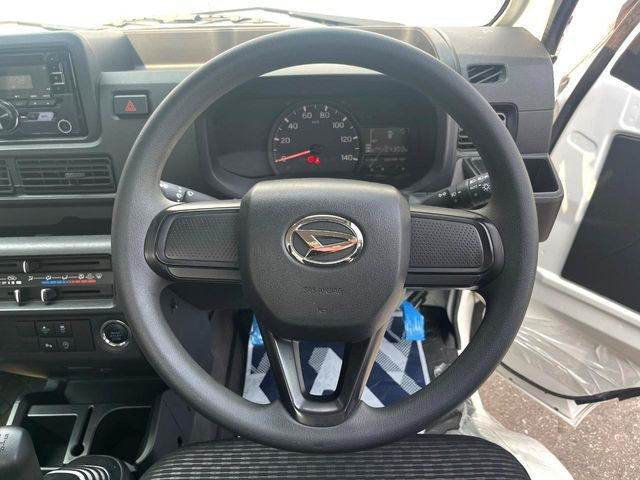 �C���e���A�ɍ��킹���f�U�C���̃X�e�A�����O�́A�^�]�������̂��Ƃ��l���A�^�]���₷���`��A�傫���ł��B�����x�A���ۂɐG���Ă��m���߂��������B