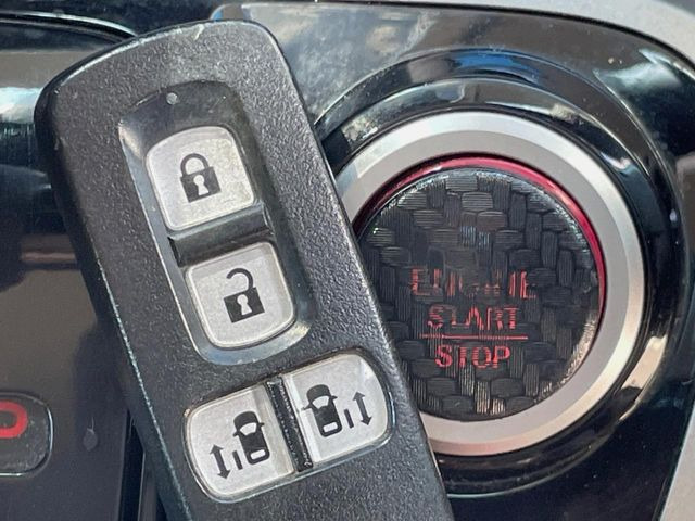 �yHonda�X�}�[�g�L�[�z�J�o����|�P�b�g�ɓ��ꂽ�܂܂ł��h�A�̎{���E�������\�ȃX�}�[�g�L�[�𑕔��B�G���W���̃I���E�I�t�����J�M�����o���K�v����������Ƃ��Ă��֗��ł���