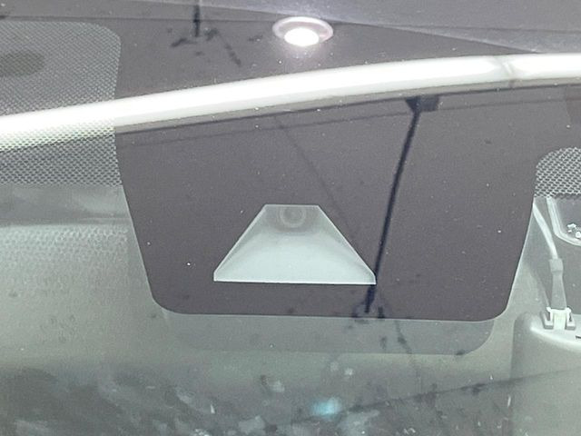 【衝突軽減装置】走行中に前方の車両等を認識し、衝突しそうな時は警報とブレーキで衝突回避と被害軽減をアシスト。より安全にドライブをお楽しみいただけます。