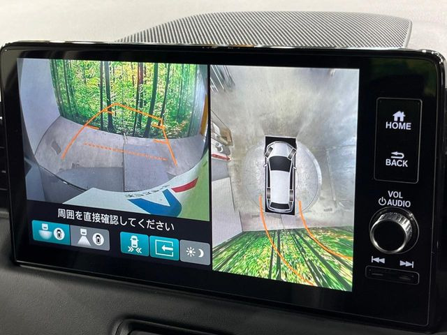 【マルチビューカメラシステム】専用のカメラにより、上から見下ろしたような視点で360度クルマの周囲を確認することができます☆死角部分も確認しやすく、狭い場所での切り返しや駐車もスムーズに行えます。