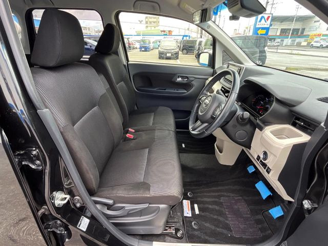運転席シート廻りは使用感も少なく、良好な状態となっています。丁寧に使われていたことがよくわかりますね。
