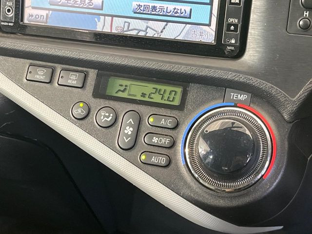 【オートエアコン】一度お好みの温度に設定すれば、車内の温度を検知し風量や温度を自動で調整。暑い&hellip;寒い&hellip;と何度もスイッチ操作をする必要はありません。快適な車内空間には必須の機能ですね♪