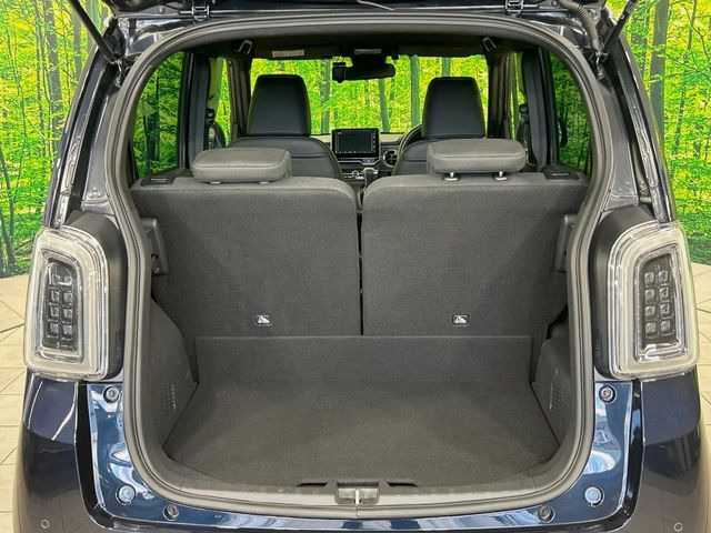 普段のお買い物や通勤、送迎等に十分な荷室スペースを確保しております。セカンドシートを倒すと、大きな荷物の積載も可能です♪