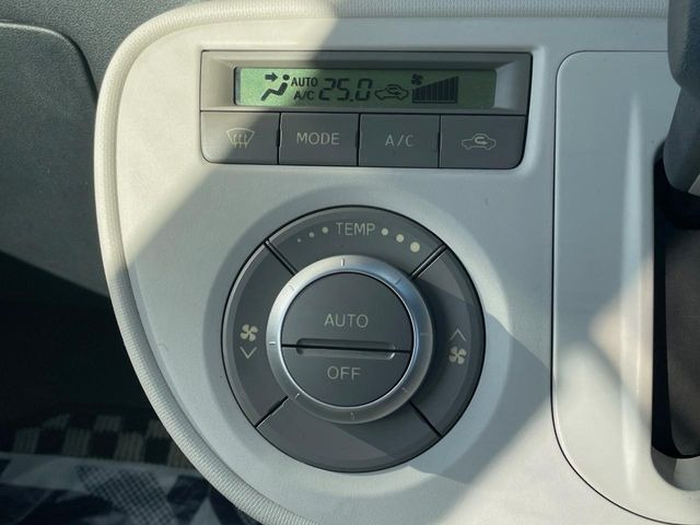 【オートエアコン】一度お好みの温度に設定すれば、車内の温度を検知し風量や温度を自動で調整。暑い&hellip;寒い&hellip;と何度もスイッチ操作をする必要はありません。快適な車内空間には必須の機能ですね♪